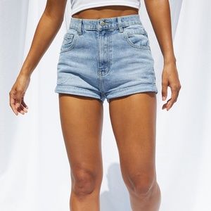 PRETTYLITTLETHING LIGHT BLUE WASH TURN UP HEM DENIM HOT PANTS - size 8